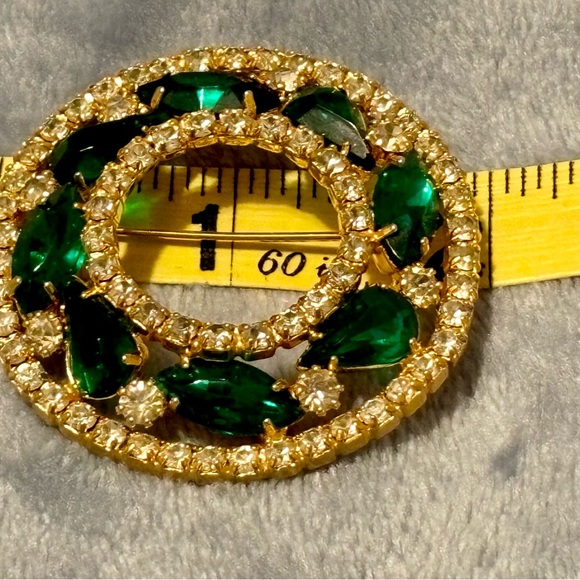 Vintage gold tone circular wreath Brooch with Green/white rhinestones. - Picture 9 of 13
